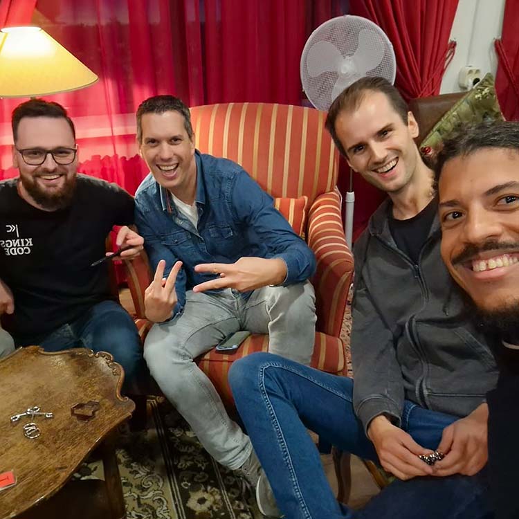 Kings Coders druk in overleg tijdens een weekendje Brugge Kings Coders druk in overleg tijdens een weekendje Brugge