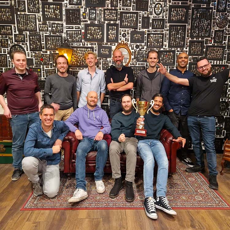 Kings Coders met hun zwaar bevochten escape room troffee Kings Coders met hun zwaar bevochten escape room troffee